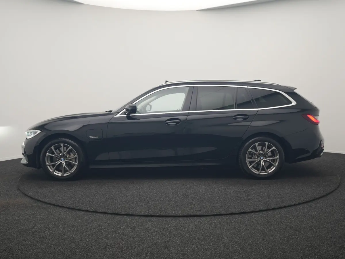 330e Sportline PHEV 293pk Dealer O.H. | SOH 90,9% | Panodak | Adaptive Cruise | Head Up | 360 Camera | Lederen Sportstoelen & Stuur Verwarmd | Keyless | BLIS | Apple Carplay | Navigatie | DA