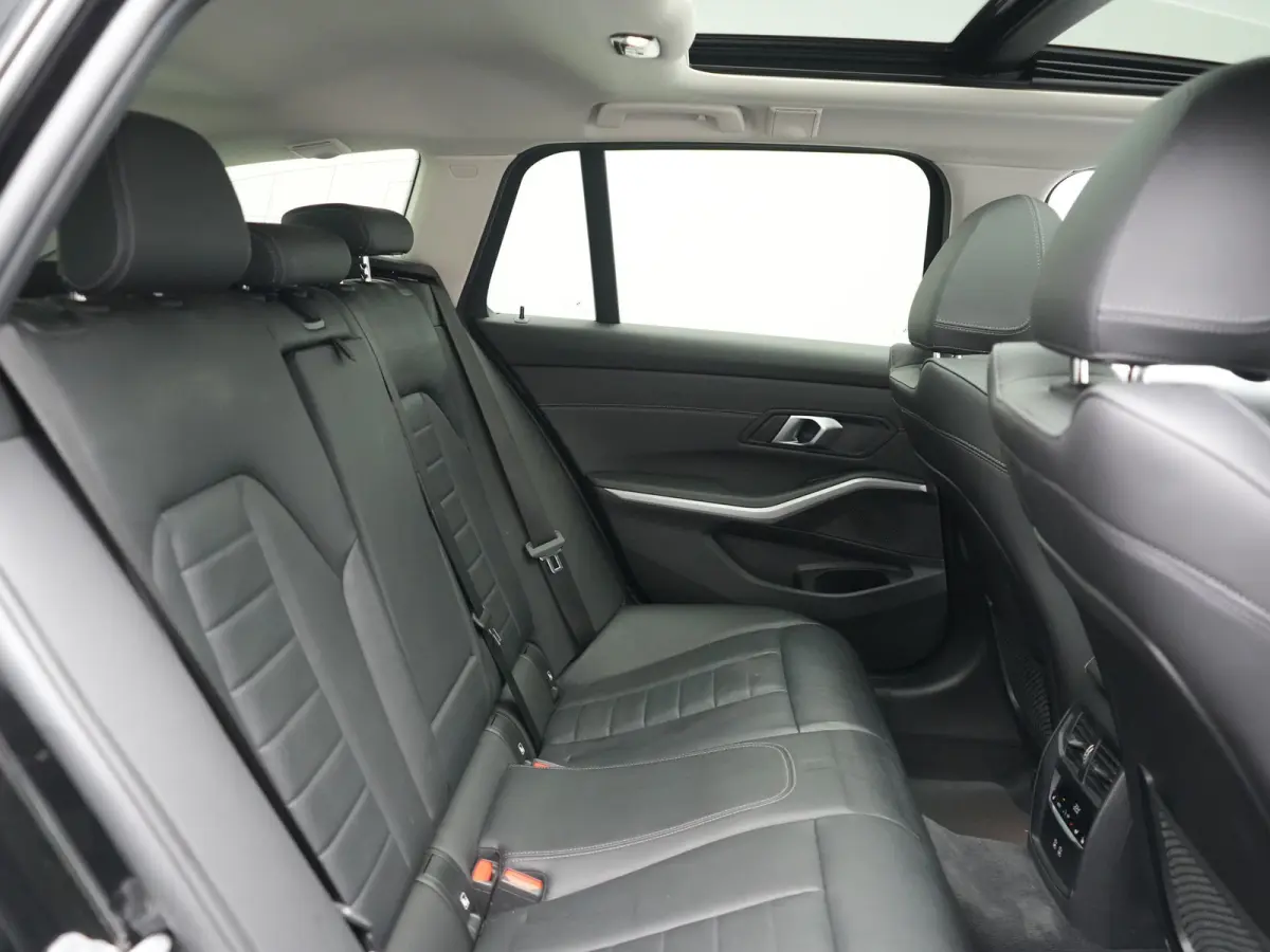 330e Sportline PHEV 293pk Dealer O.H. | SOH 90,9% | Panodak | Adaptive Cruise | Head Up | 360 Camera | Lederen Sportstoelen & Stuur Verwarmd | Keyless | BLIS | Apple Carplay | Navigatie | DA