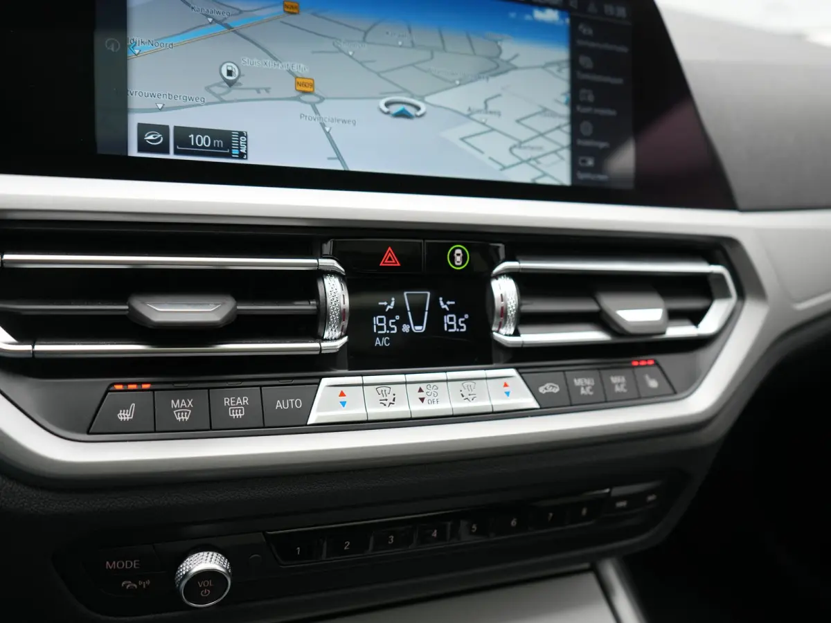 330e Sportline PHEV 293pk Dealer O.H. | SOH 90,9% | Panodak | Adaptive Cruise | Head Up | 360 Camera | Lederen Sportstoelen & Stuur Verwarmd | Keyless | BLIS | Apple Carplay | Navigatie | DA