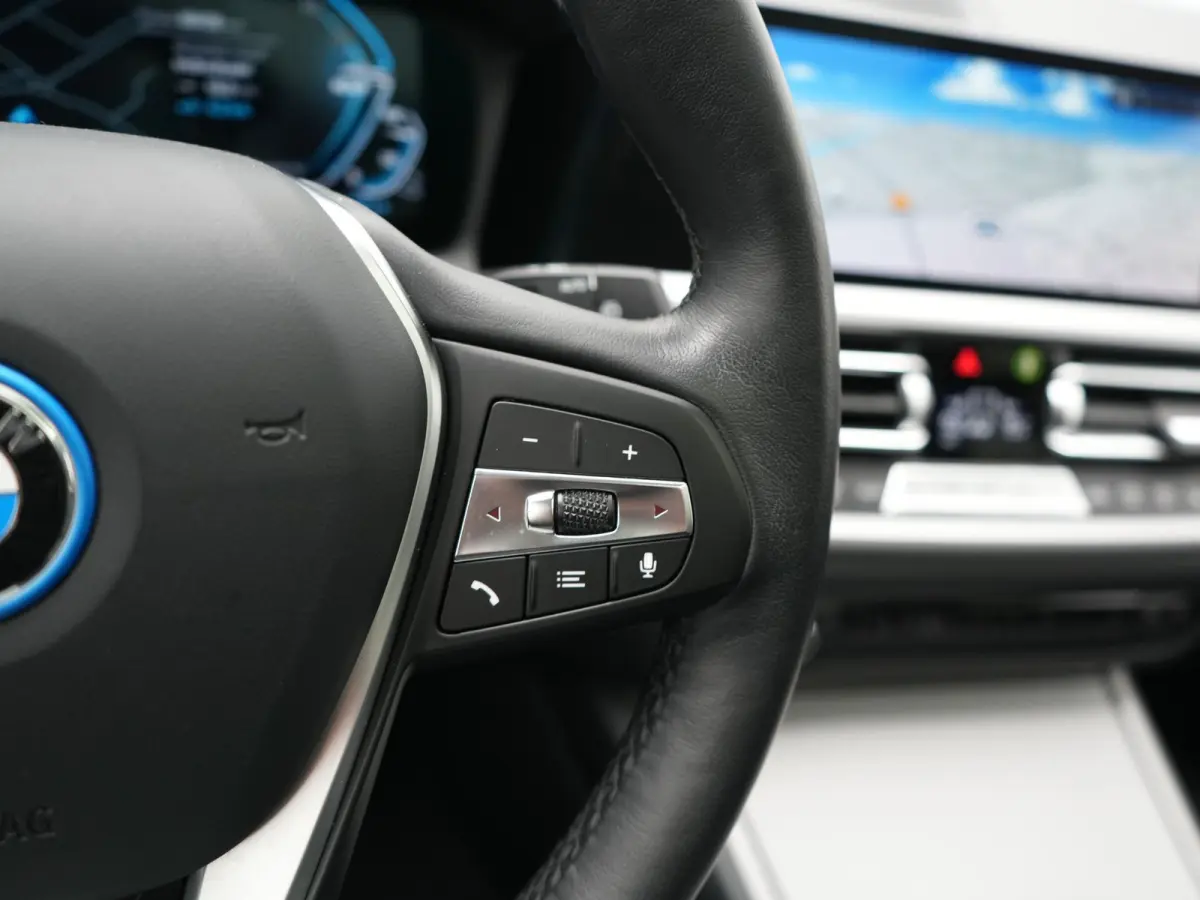 330e Sportline PHEV 293pk Dealer O.H. | SOH 90,9% | Panodak | Adaptive Cruise | Head Up | 360 Camera | Lederen Sportstoelen & Stuur Verwarmd | Keyless | BLIS | Apple Carplay | Navigatie | DA