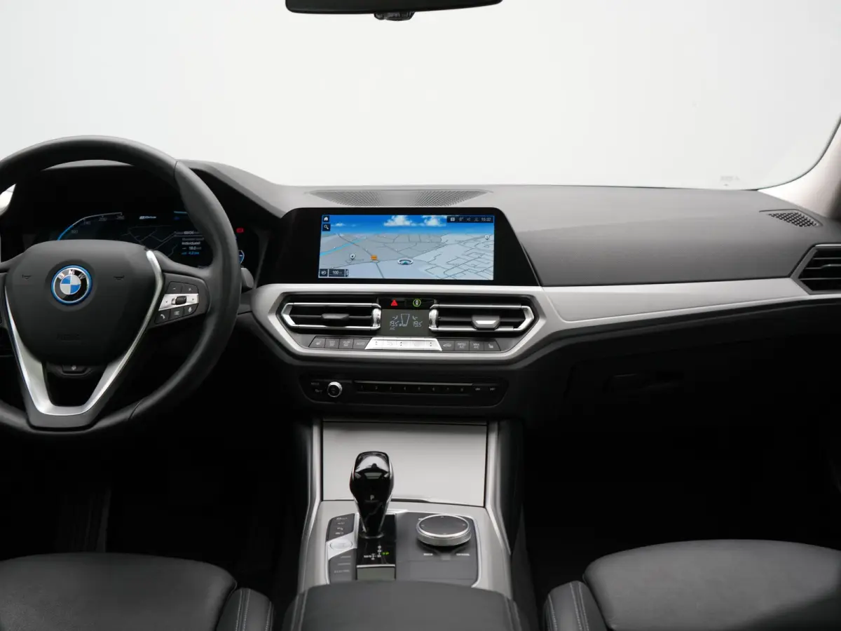 330e Sportline PHEV 293pk Dealer O.H. | SOH 90,9% | Panodak | Adaptive Cruise | Head Up | 360 Camera | Lederen Sportstoelen & Stuur Verwarmd | Keyless | BLIS | Apple Carplay | Navigatie | DA