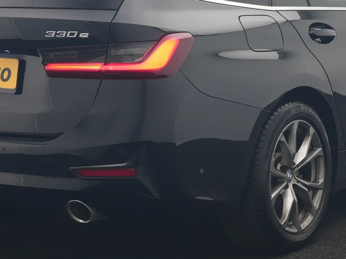 330e Sportline PHEV 293pk Dealer O.H. | SOH 90,9% | Panodak | Adaptive Cruise | Head Up | 360 Camera | Lederen Sportstoelen & Stuur Verwarmd | Keyless | BLIS | Apple Carplay | Navigatie | DA