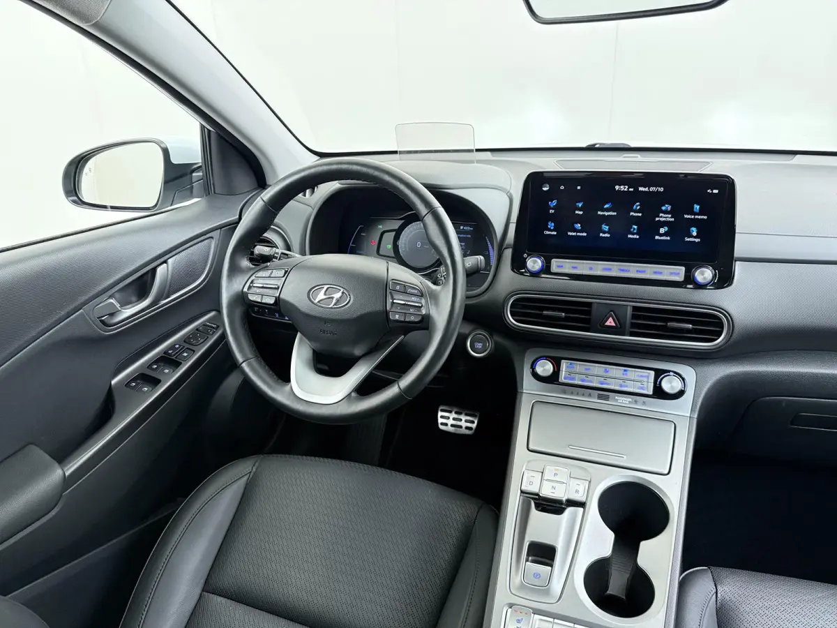 Premium 64kWh | 1ste eigenaar | ACCU 99% | Trekhaak | LEER | Camera | LED lampen | AUTOMAAT