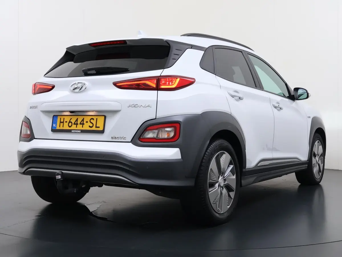 Premium 64kWh | 1ste eigenaar | ACCU 99% | Trekhaak | LEER | Camera | LED lampen | AUTOMAAT