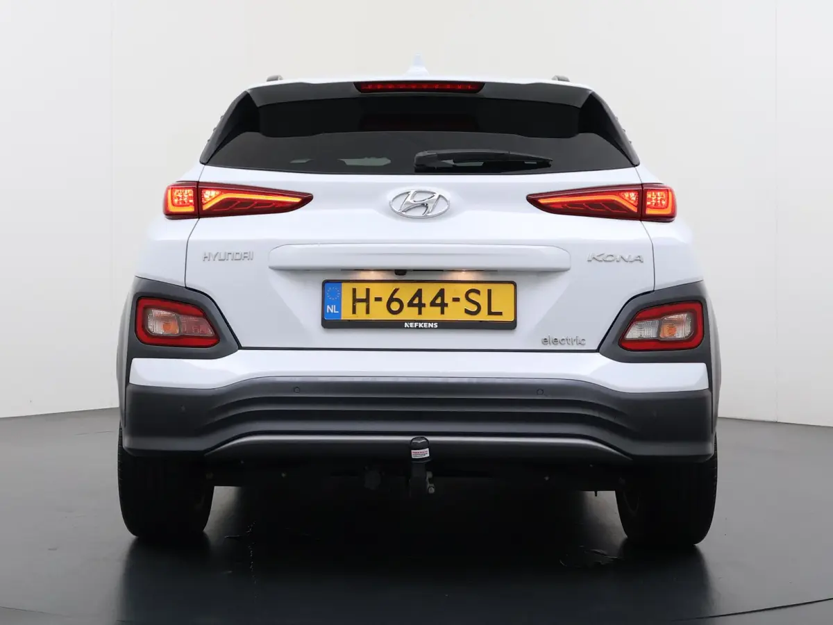 Premium 64kWh | 1ste eigenaar | ACCU 99% | Trekhaak | LEER | Camera | LED lampen | AUTOMAAT