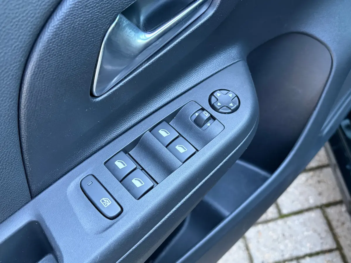 1.2 Turbo 100 PK GS Line | APPLE CARPLAY/ANDROID AUTO| PARKEERSENSOREN ACHTER| LED| SPORTSTOELEN| 16" LM-VELGEN| GETINT GLAS| DAB ONTVANGER| AIRCO|