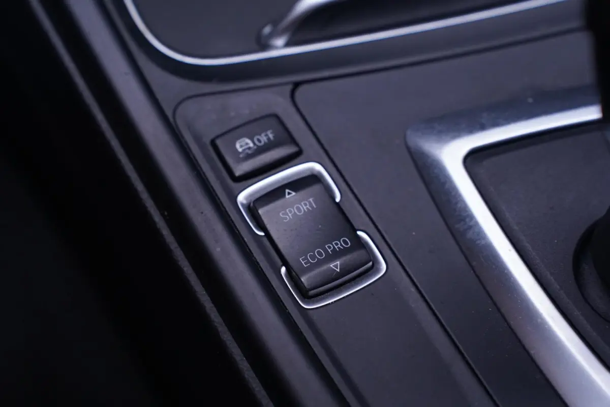 320i Corporate Lease High Executive NAP Leder Clima Sportstoelen