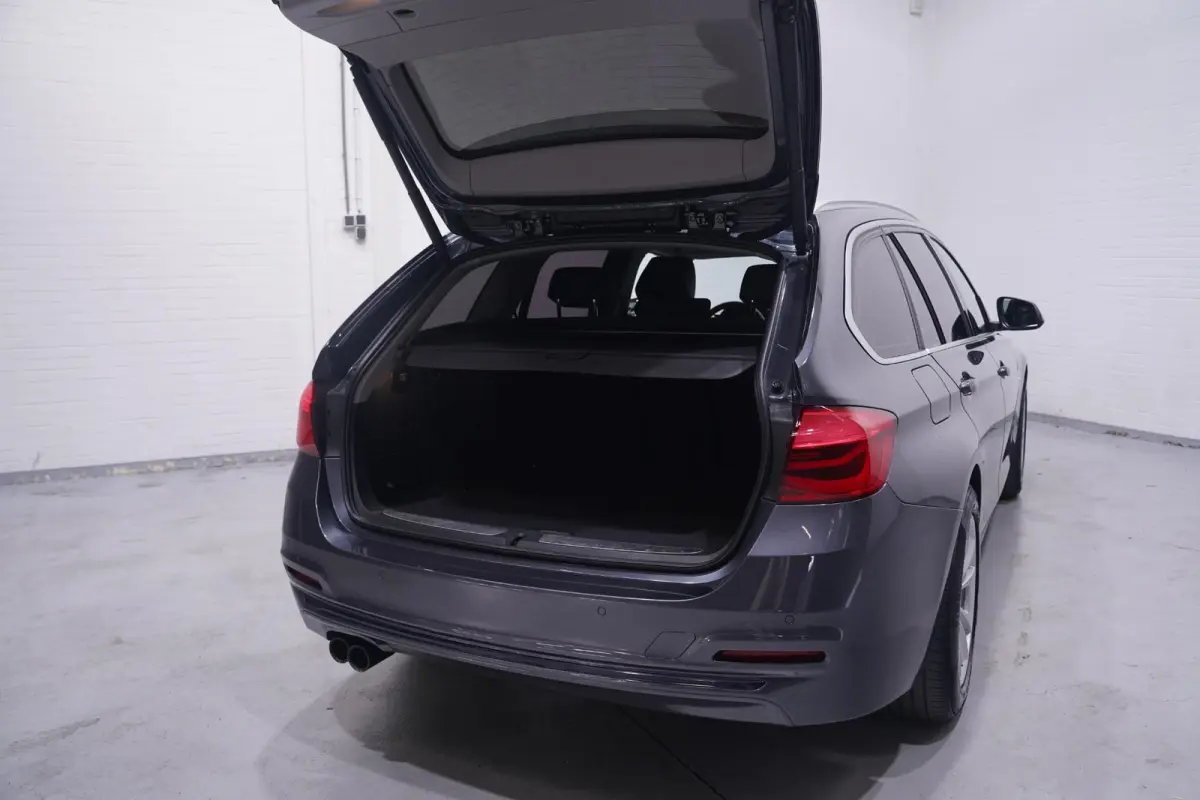 320i Corporate Lease High Executive NAP Leder Clima Sportstoelen