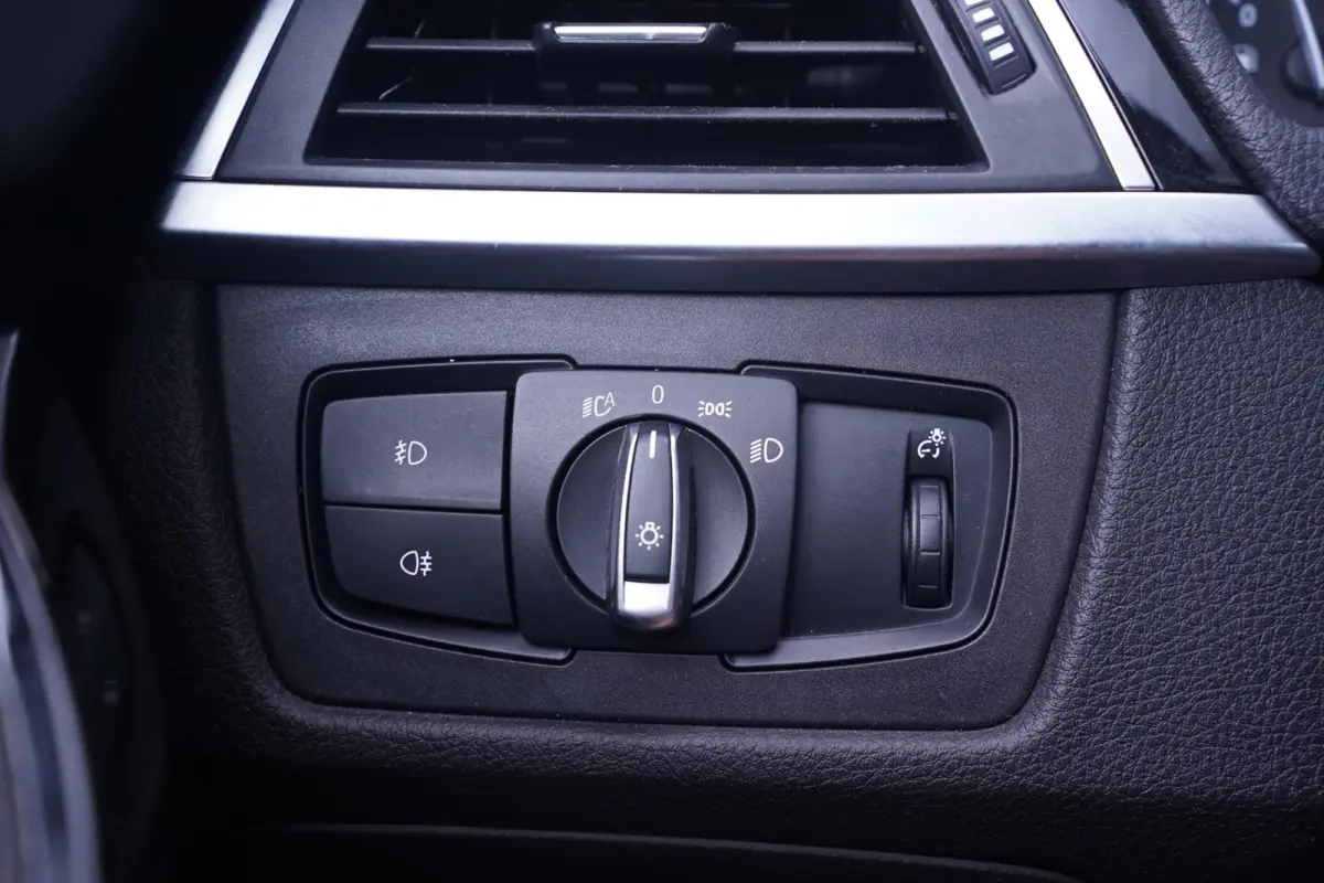 320i Corporate Lease High Executive NAP Leder Clima Sportstoelen