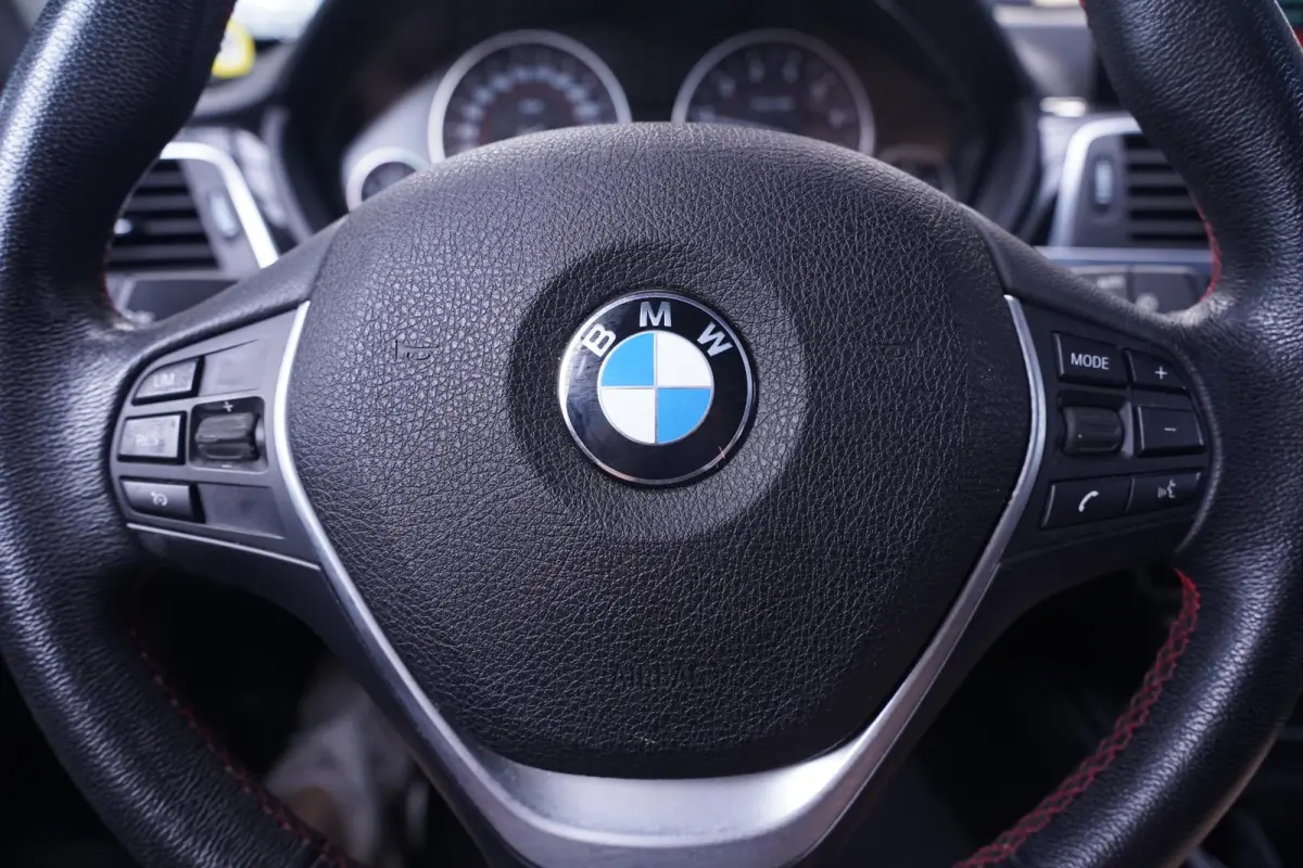 320i Corporate Lease High Executive NAP Leder Clima Sportstoelen