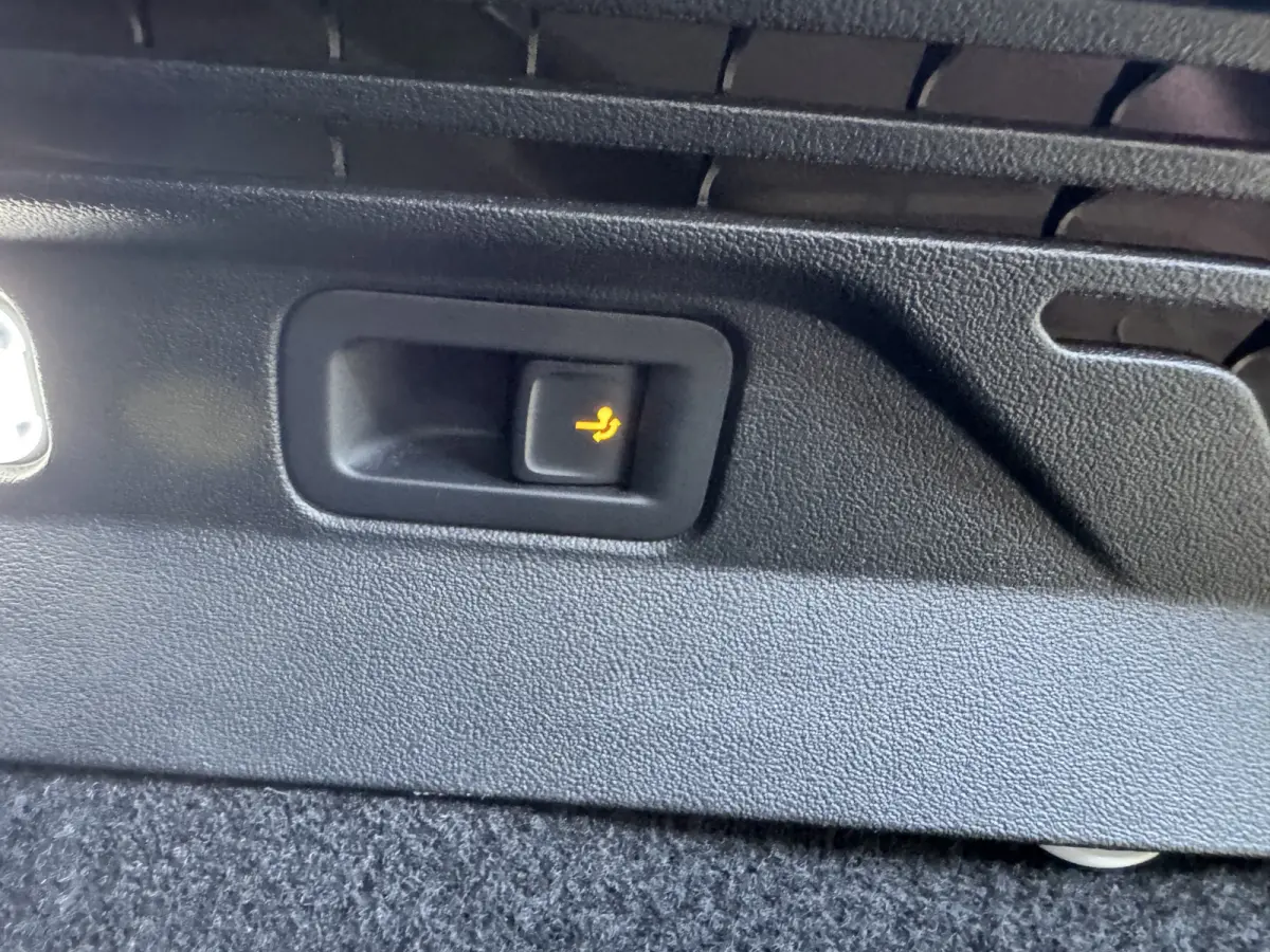 First 77 kWh Soh 91.43% Apple Carplay / LED / Camera / Adaptive / Trekhaak /Org NL Auto!