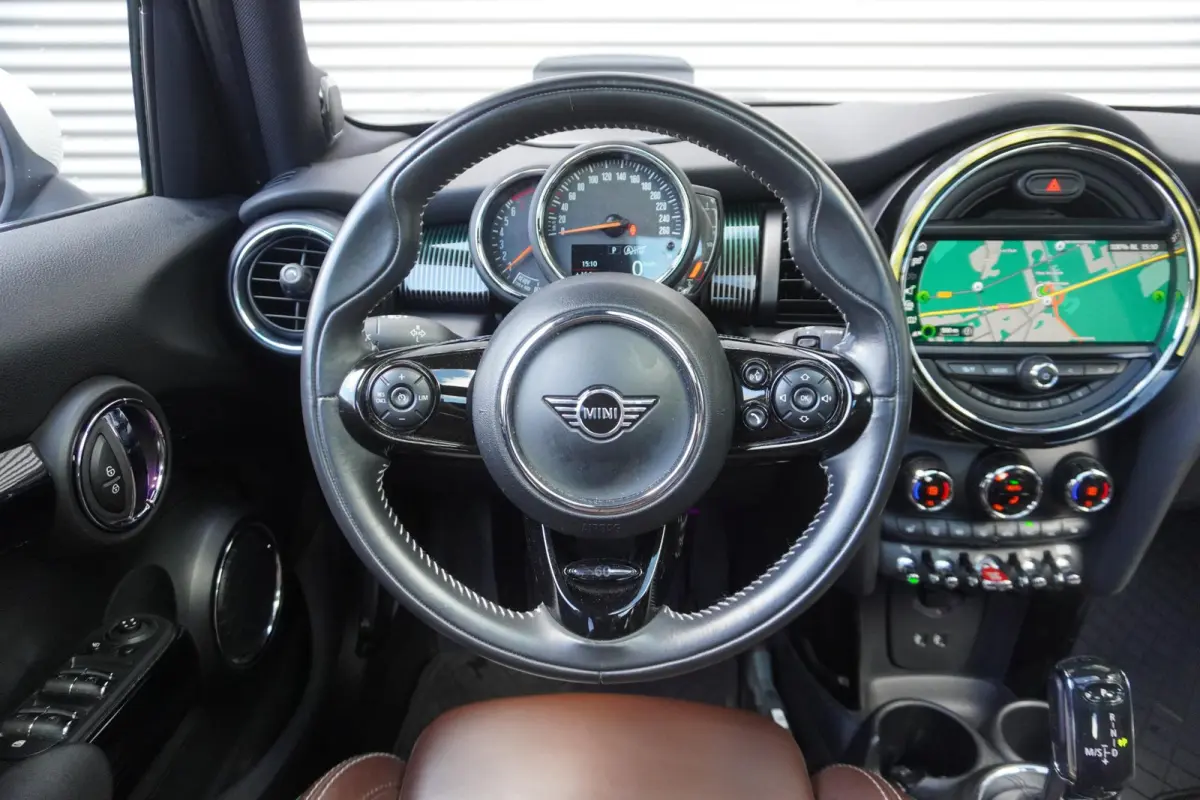 Cooper C | Glazen panoramadak | Comfort Access | Alarm Klasse 3 | Extra getint glas | Harman Kardon HiFi Sound system | MINI Head-Up Display