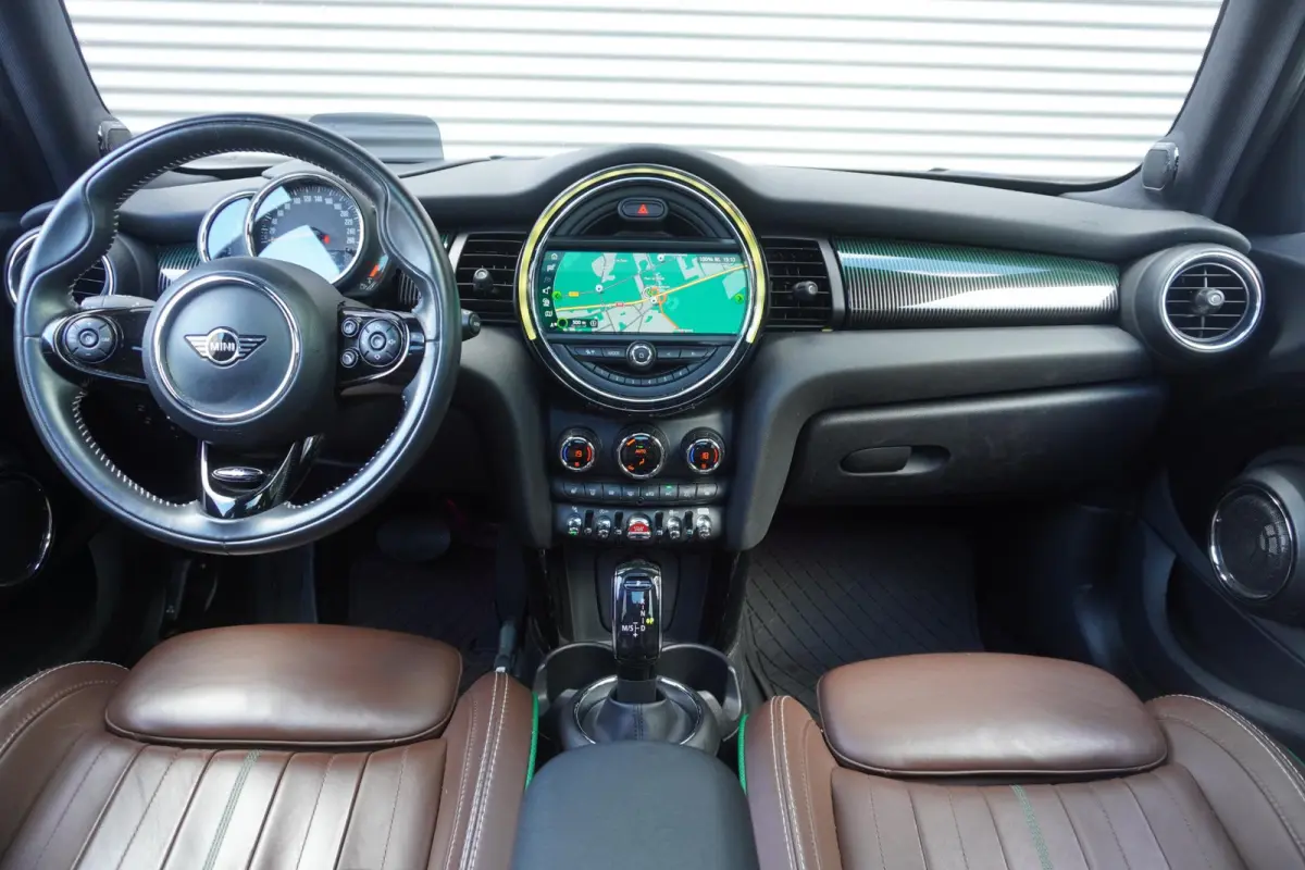 Cooper C | Glazen panoramadak | Comfort Access | Alarm Klasse 3 | Extra getint glas | Harman Kardon HiFi Sound system | MINI Head-Up Display