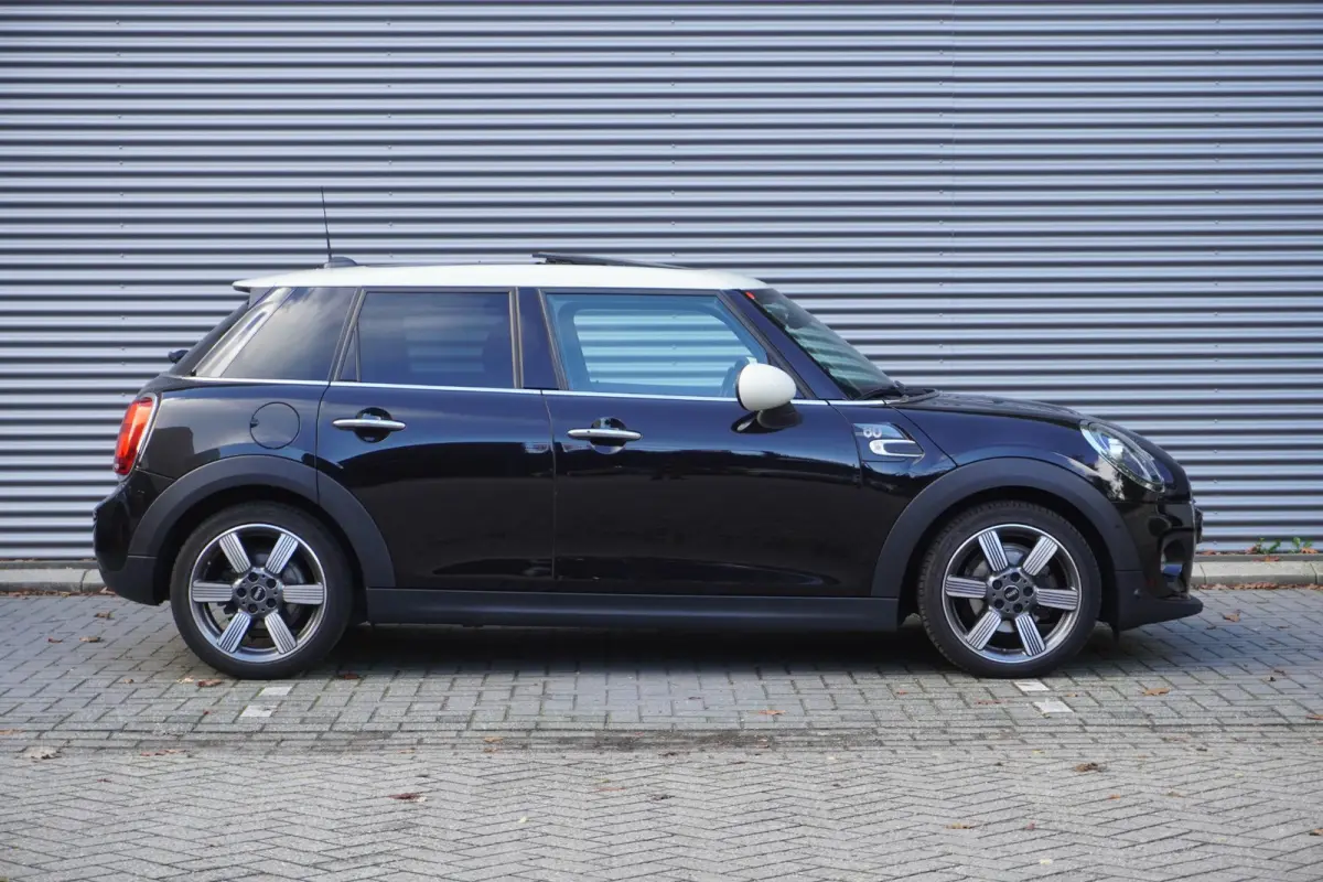 Cooper C | Glazen panoramadak | Comfort Access | Alarm Klasse 3 | Extra getint glas | Harman Kardon HiFi Sound system | MINI Head-Up Display