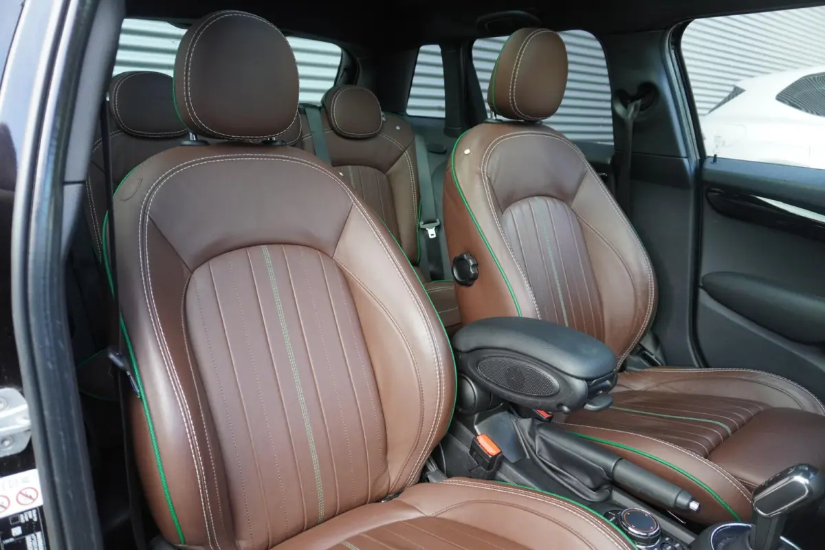 Cooper C | Glazen panoramadak | Comfort Access | Alarm Klasse 3 | Extra getint glas | Harman Kardon HiFi Sound system | MINI Head-Up Display