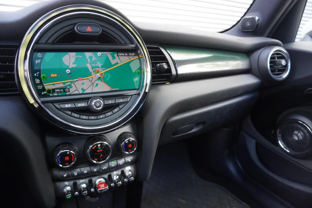Cooper C | Glazen panoramadak | Comfort Access | Alarm Klasse 3 | Extra getint glas | Harman Kardon HiFi Sound system | MINI Head-Up Display