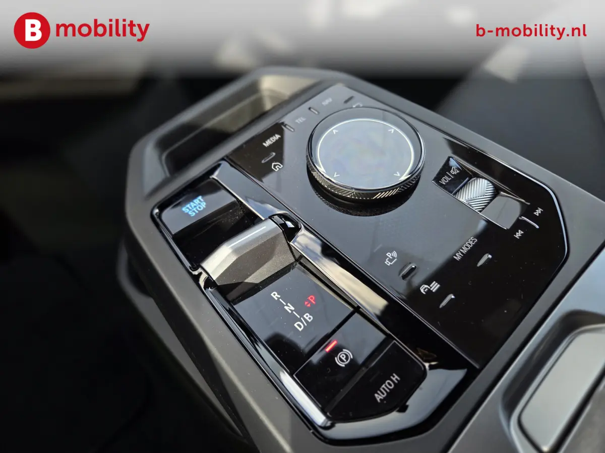 xDrive45 101 kWh M-Sport 'Tansanitblau' Harman Kardon NL Auto! | Adaptive LED | Stuur/Stoelverwarming | DAB | Driving Assist. Plus