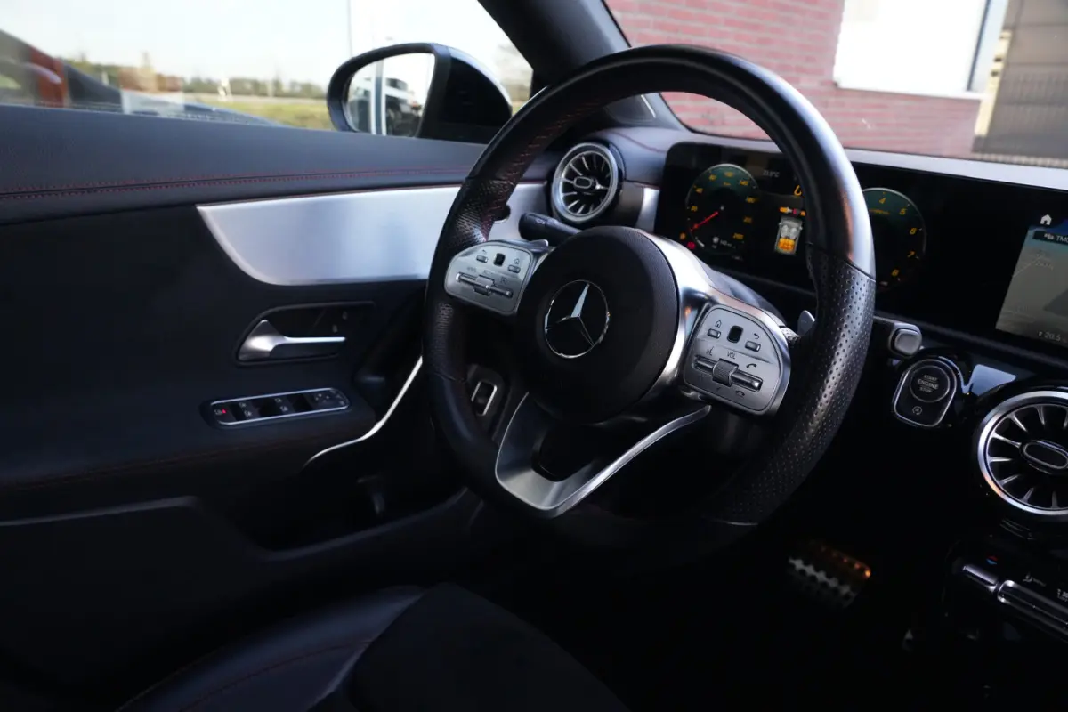 180 AMG | 136pk | Panoramadak | Stoelverwarming | Camera | Deze Mercedes-Benz CLA 180 AMG Line combineert het elegante coupédesign met een sportieve uitstraling en het comfort dat je van Me