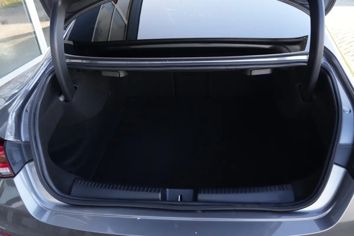 180 AMG | 136pk | Panoramadak | Stoelverwarming | Camera | Deze Mercedes-Benz CLA 180 AMG Line combineert het elegante coupédesign met een sportieve uitstraling en het comfort dat je van Me