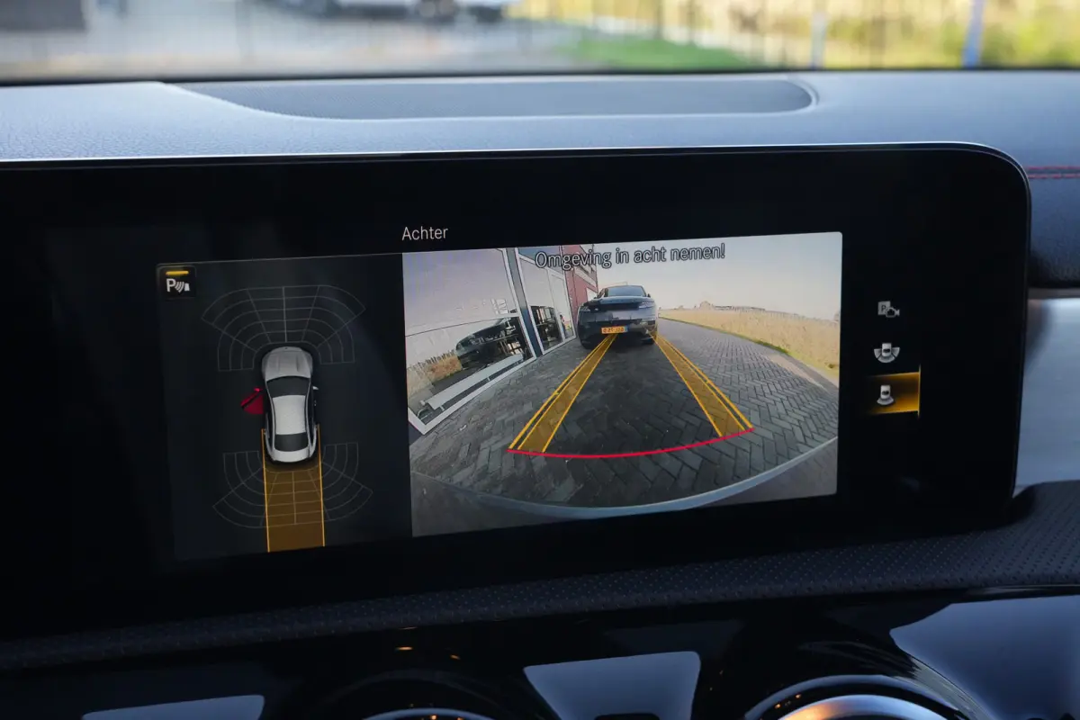 180 AMG | 136pk | Panoramadak | Stoelverwarming | Camera | Deze Mercedes-Benz CLA 180 AMG Line combineert het elegante coupédesign met een sportieve uitstraling en het comfort dat je van Me