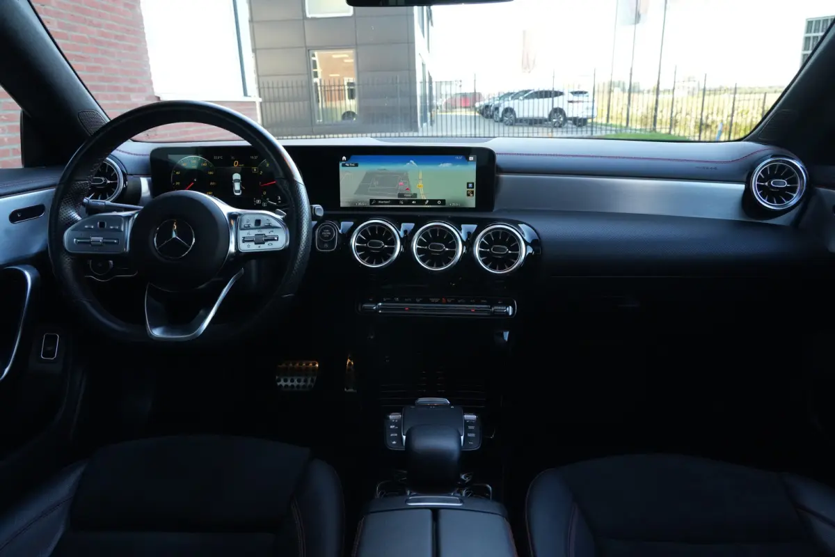 180 AMG | 136pk | Panoramadak | Stoelverwarming | Camera | Deze Mercedes-Benz CLA 180 AMG Line combineert het elegante coupédesign met een sportieve uitstraling en het comfort dat je van Me
