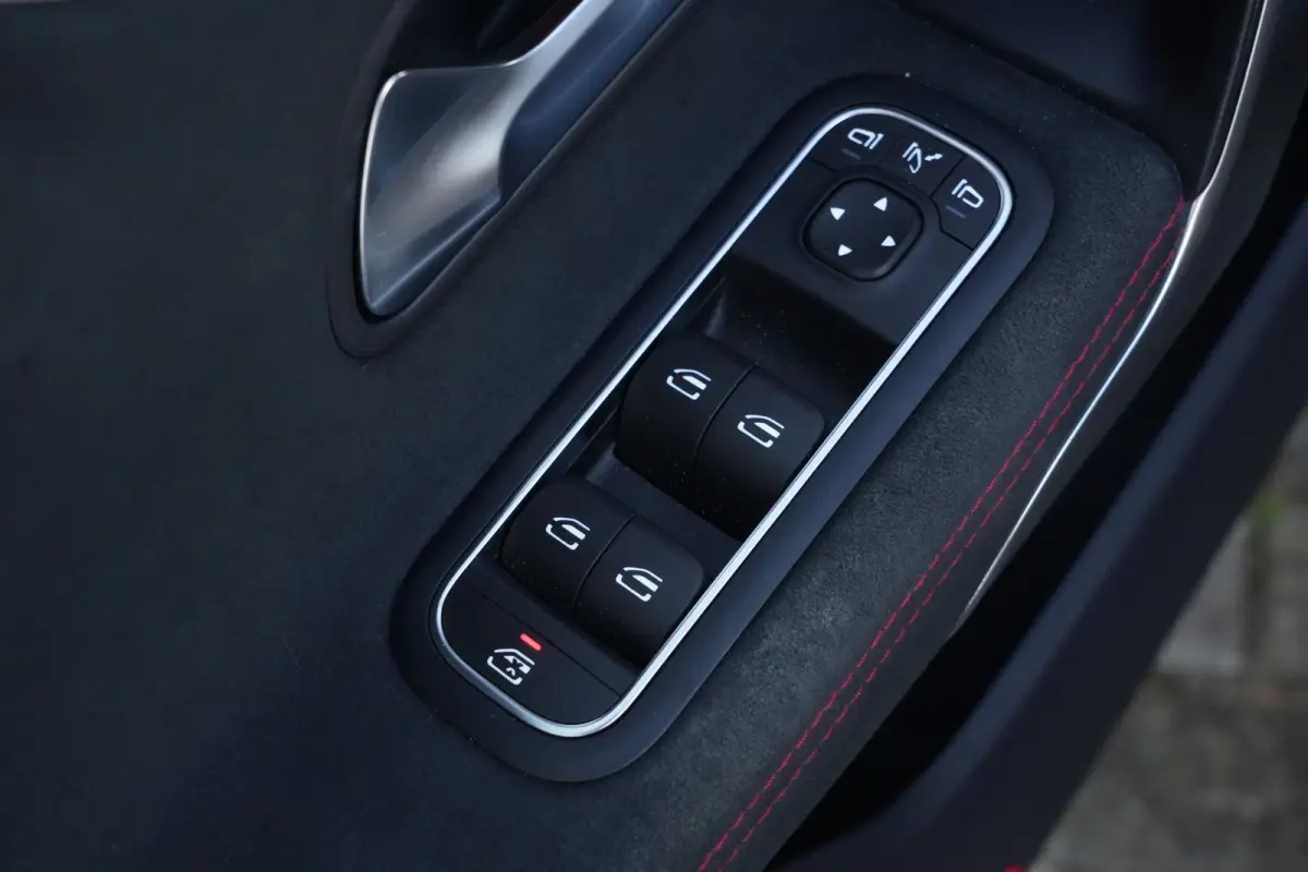 180 AMG | 136pk | Panoramadak | Stoelverwarming | Camera | Deze Mercedes-Benz CLA 180 AMG Line combineert het elegante coupédesign met een sportieve uitstraling en het comfort dat je van Me
