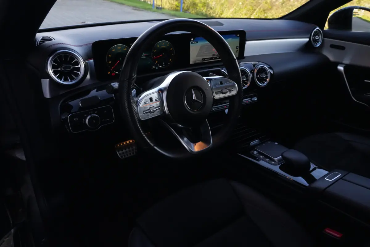 180 AMG | 136pk | Panoramadak | Stoelverwarming | Camera | Deze Mercedes-Benz CLA 180 AMG Line combineert het elegante coupédesign met een sportieve uitstraling en het comfort dat je van Me