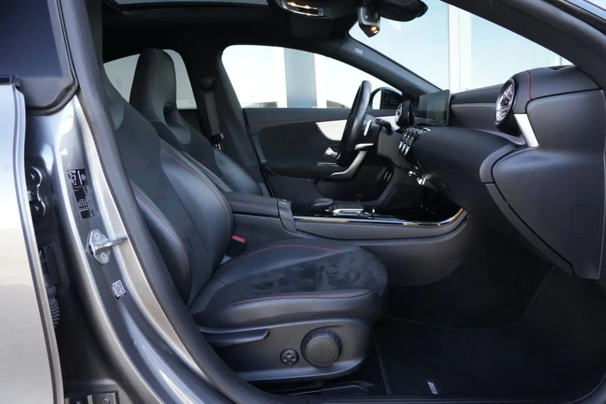 180 AMG | 136pk | Panoramadak | Stoelverwarming | Camera | Deze Mercedes-Benz CLA 180 AMG Line combineert het elegante coupédesign met een sportieve uitstraling en het comfort dat je van Me