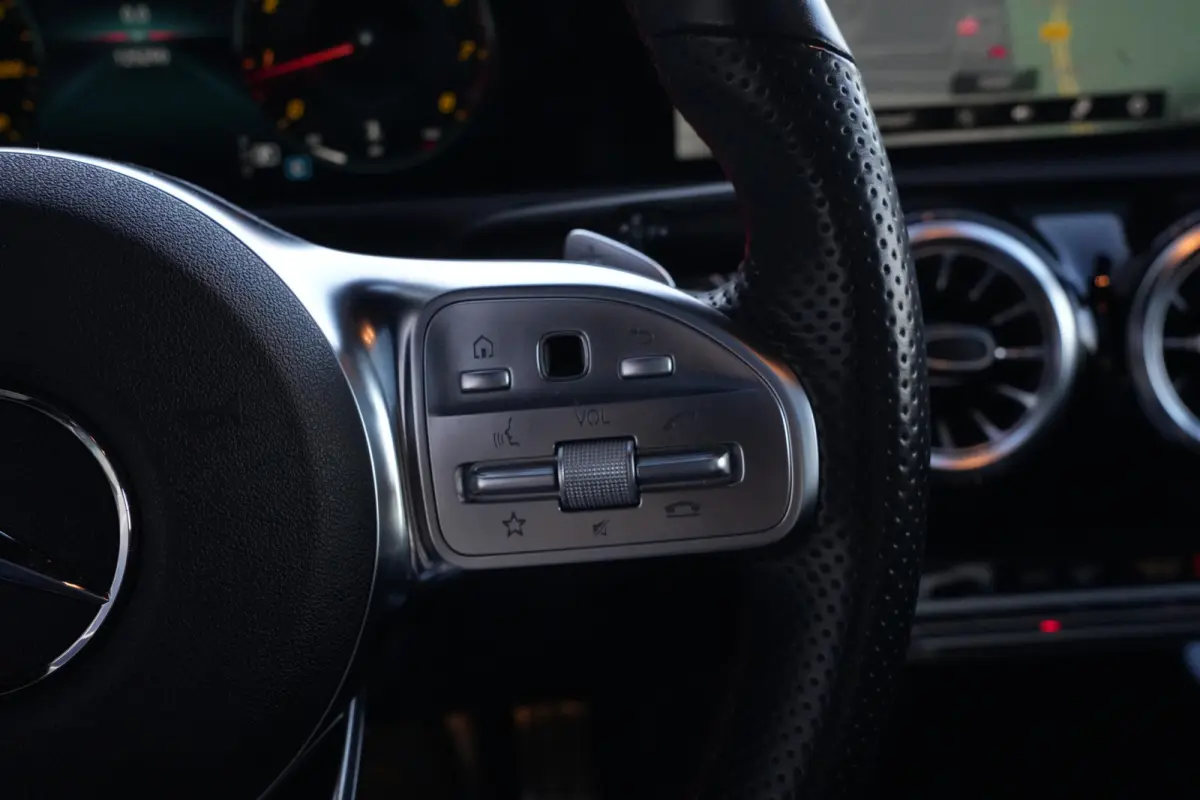 180 AMG | 136pk | Panoramadak | Stoelverwarming | Camera | Deze Mercedes-Benz CLA 180 AMG Line combineert het elegante coupédesign met een sportieve uitstraling en het comfort dat je van Me