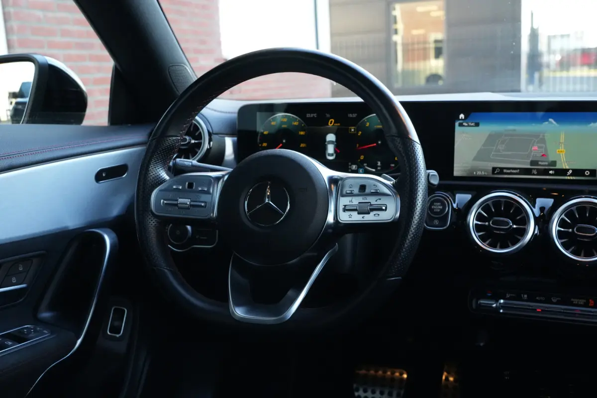 180 AMG | 136pk | Panoramadak | Stoelverwarming | Camera | Deze Mercedes-Benz CLA 180 AMG Line combineert het elegante coupédesign met een sportieve uitstraling en het comfort dat je van Me