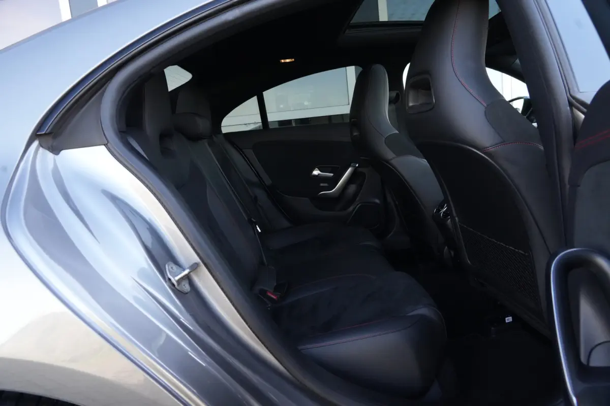 180 AMG | 136pk | Panoramadak | Stoelverwarming | Camera | Deze Mercedes-Benz CLA 180 AMG Line combineert het elegante coupédesign met een sportieve uitstraling en het comfort dat je van Me