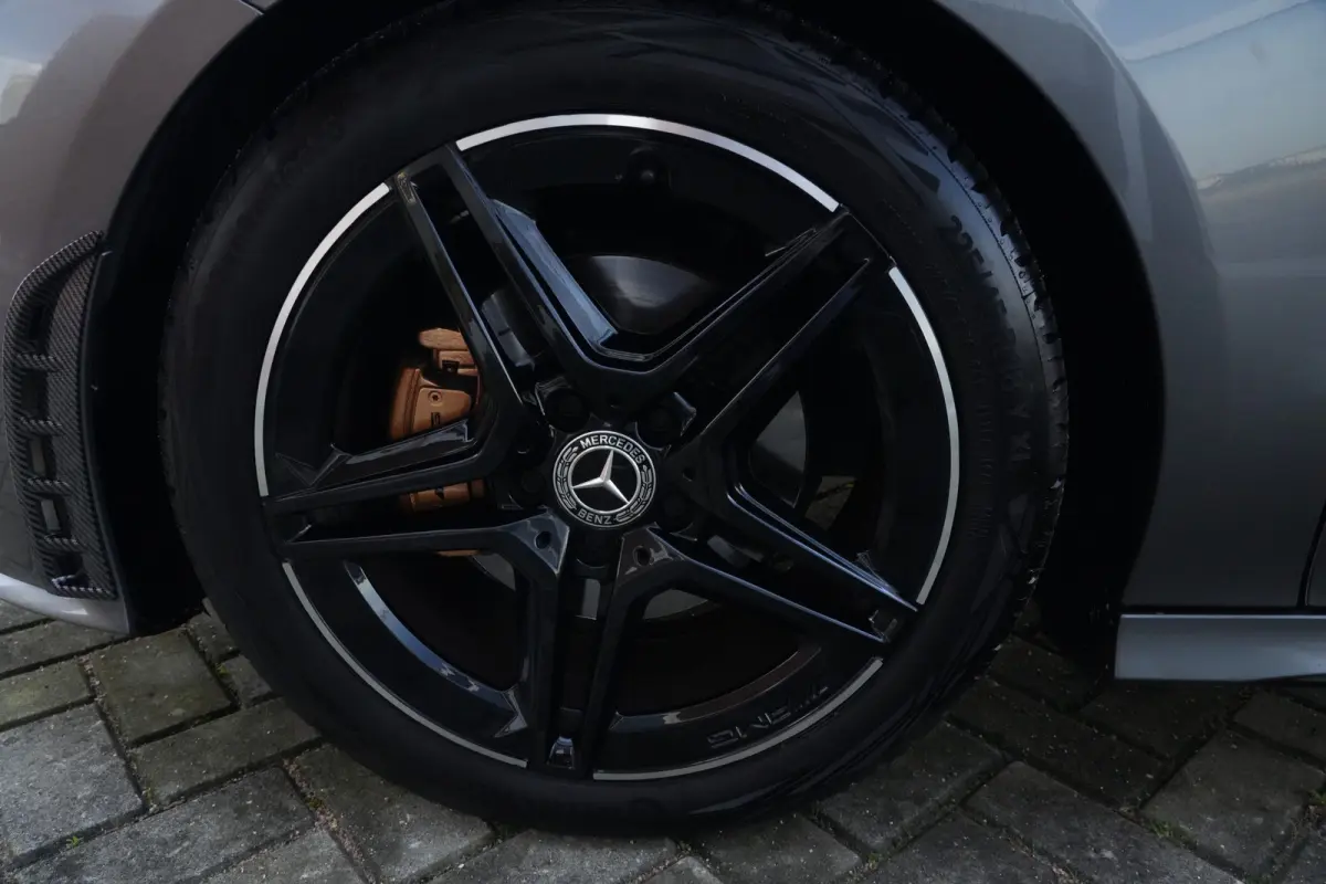 180 AMG | 136pk | Panoramadak | Stoelverwarming | Camera | Deze Mercedes-Benz CLA 180 AMG Line combineert het elegante coupédesign met een sportieve uitstraling en het comfort dat je van Me