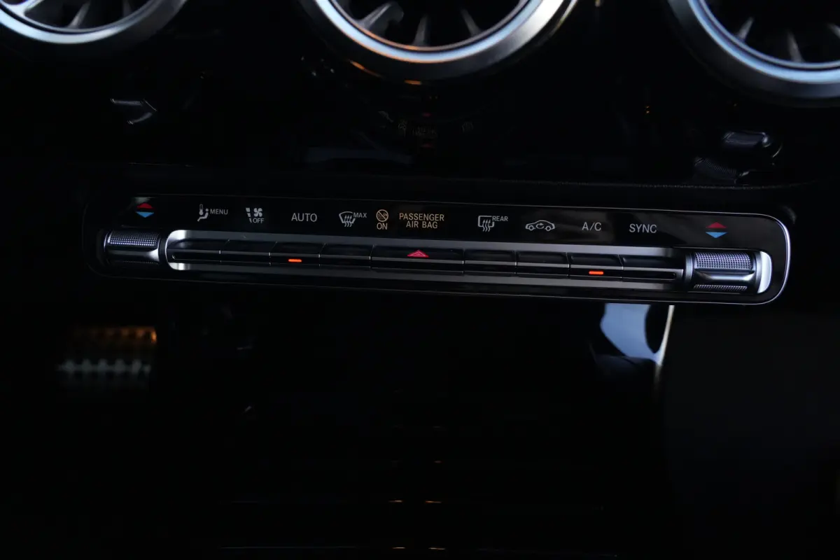 180 AMG | 136pk | Panoramadak | Stoelverwarming | Camera | Deze Mercedes-Benz CLA 180 AMG Line combineert het elegante coupédesign met een sportieve uitstraling en het comfort dat je van Me