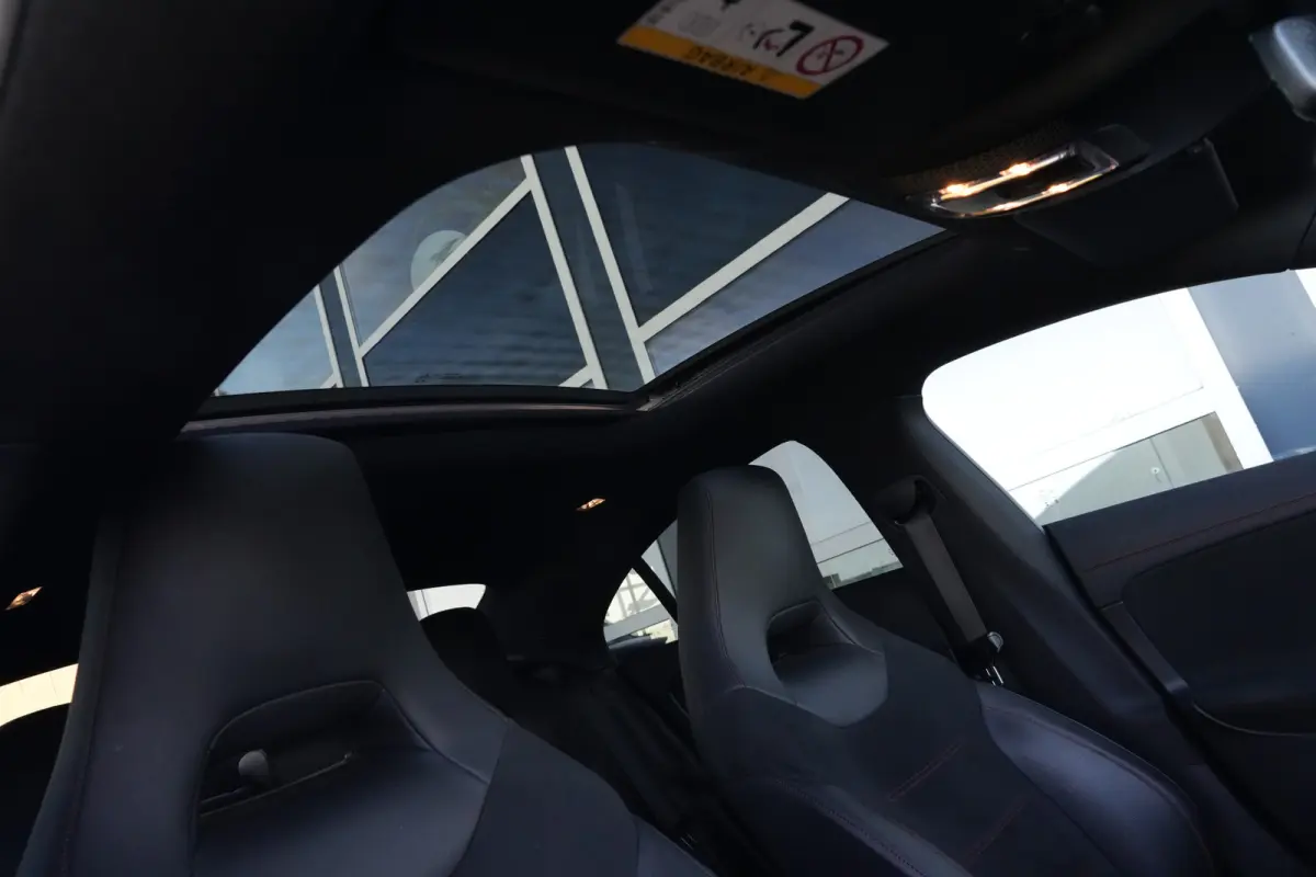 180 AMG | 136pk | Panoramadak | Stoelverwarming | Camera | Deze Mercedes-Benz CLA 180 AMG Line combineert het elegante coupédesign met een sportieve uitstraling en het comfort dat je van Me