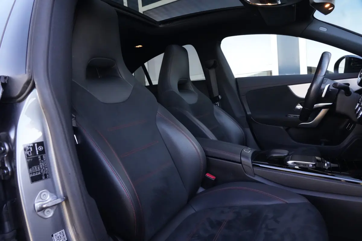 180 AMG | 136pk | Panoramadak | Stoelverwarming | Camera | Deze Mercedes-Benz CLA 180 AMG Line combineert het elegante coupédesign met een sportieve uitstraling en het comfort dat je van Me