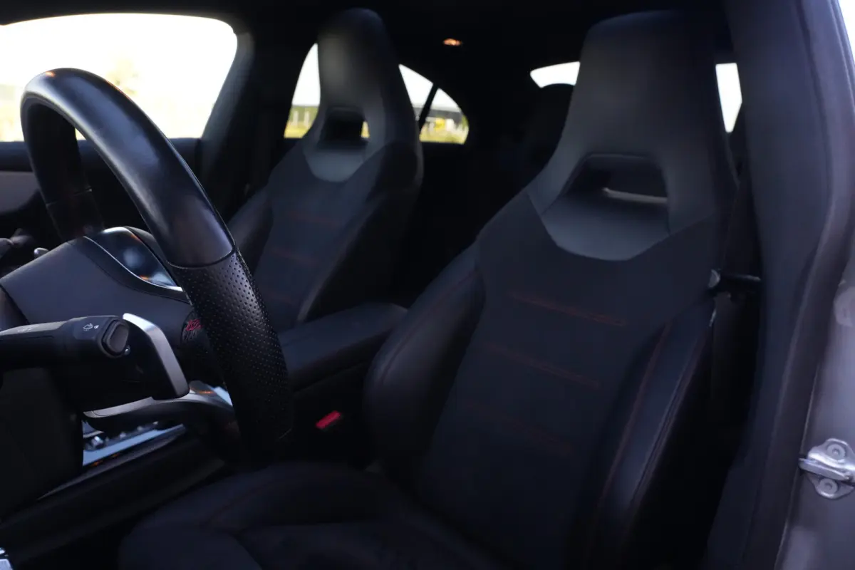 180 AMG | 136pk | Panoramadak | Stoelverwarming | Camera | Deze Mercedes-Benz CLA 180 AMG Line combineert het elegante coupédesign met een sportieve uitstraling en het comfort dat je van Me