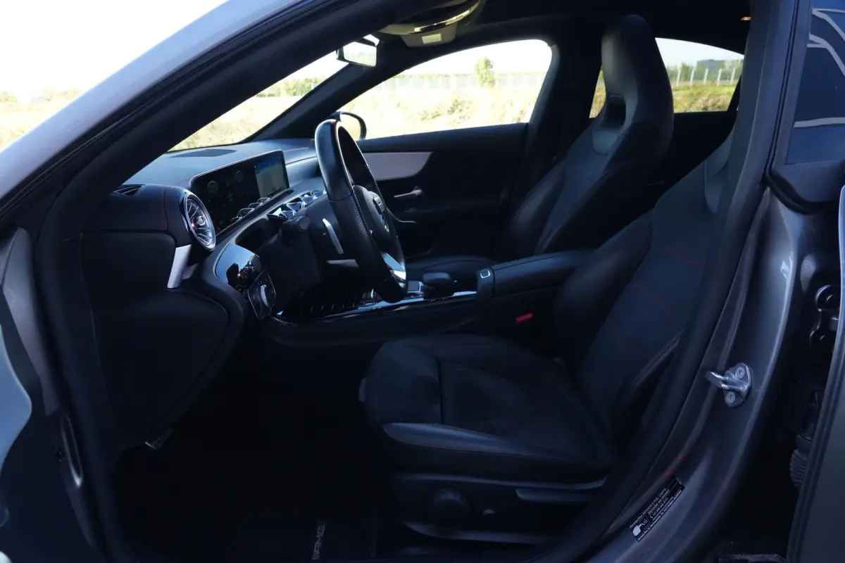 180 AMG | 136pk | Panoramadak | Stoelverwarming | Camera | Deze Mercedes-Benz CLA 180 AMG Line combineert het elegante coupédesign met een sportieve uitstraling en het comfort dat je van Me