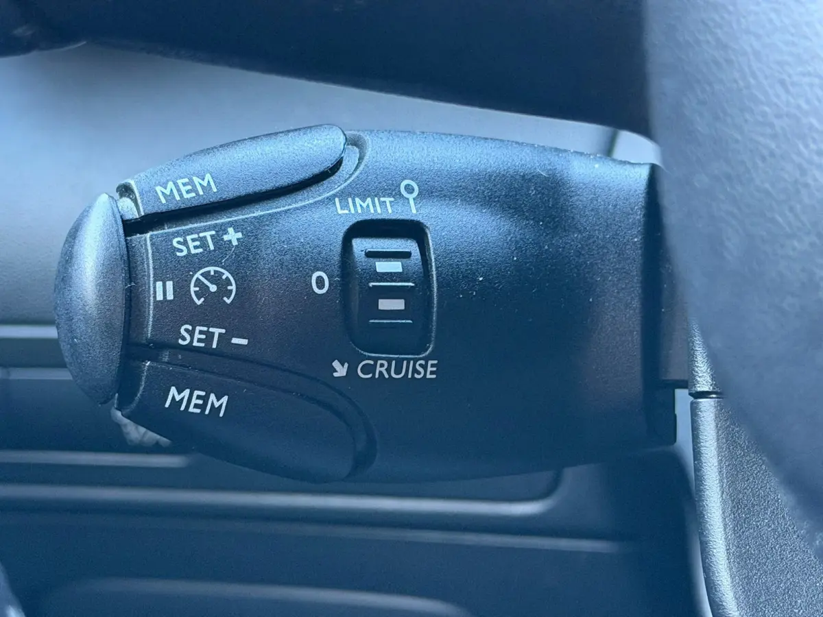 1.2 PureTech S&S Shine handgeschakeld Trekhaak, Camera achter, Cruise Control, Navigatie, Dodehoek detentie