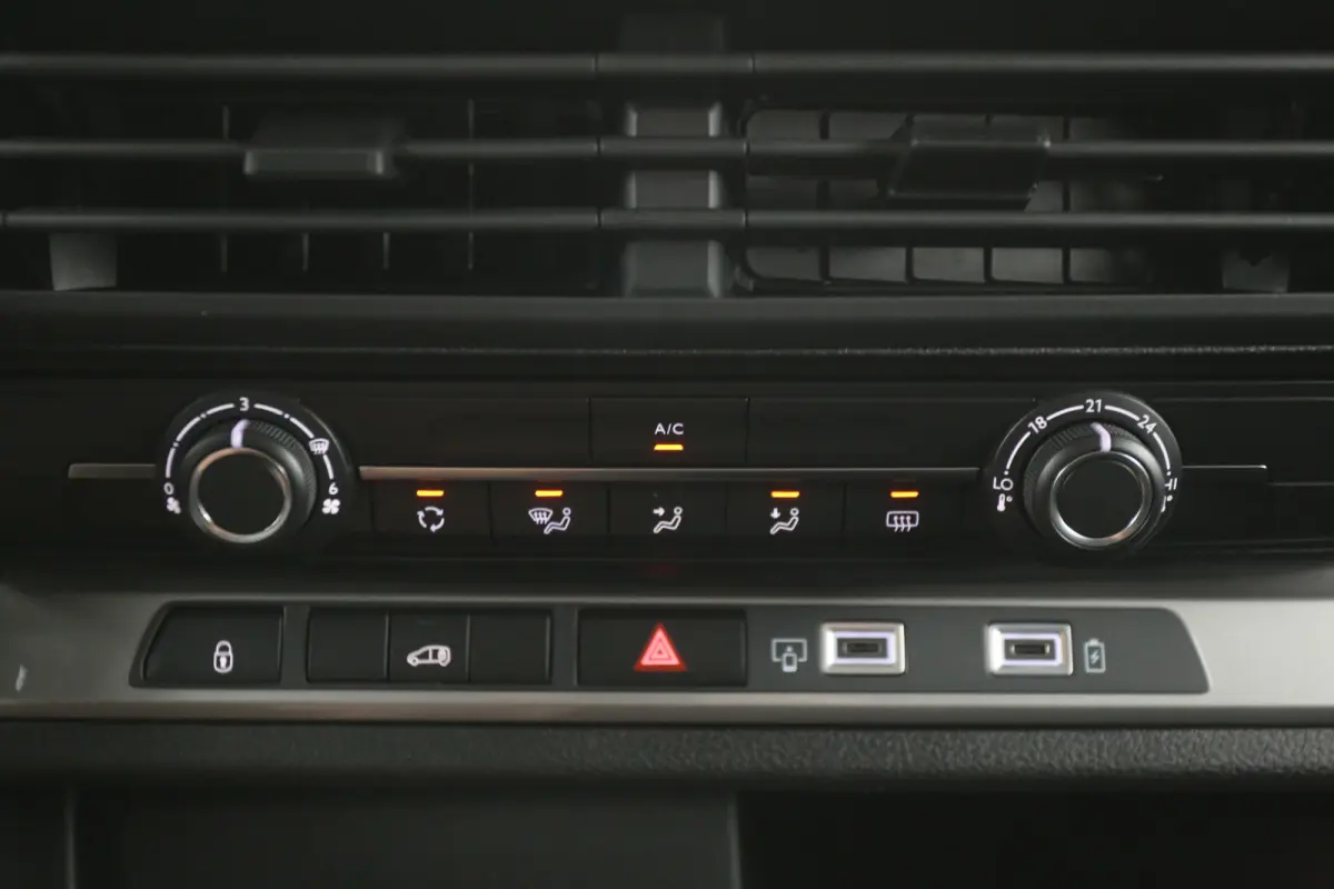 Worker 75 kWh L2H1 | Snelladen | SOH 98% | Airco | Camera | Cruise | Carplay | 3 Zits | Parkeersens.