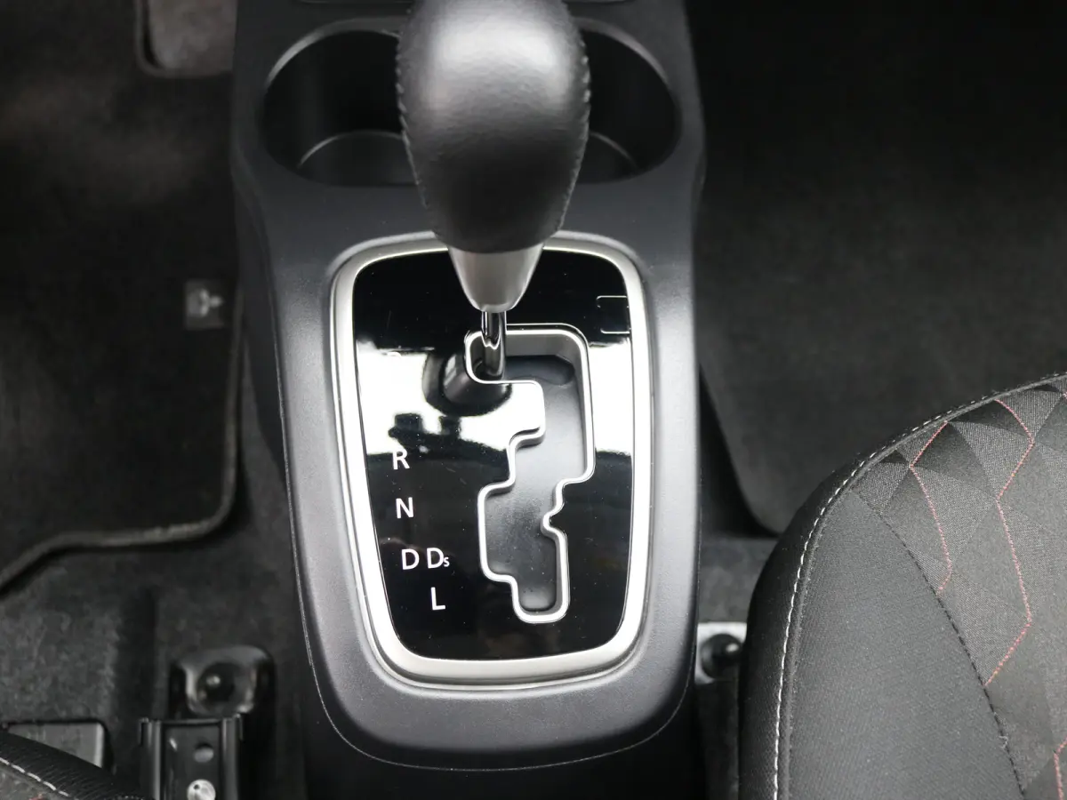 | Airco (automatisch) | Audio installatie standaard | Cruisecontrol standaard
