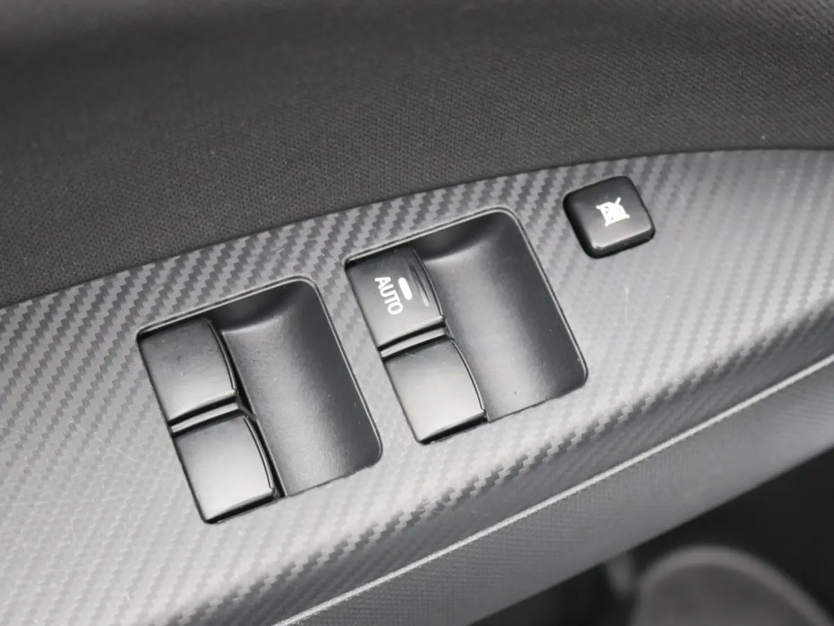 | Airco (automatisch) | Audio installatie standaard | Cruisecontrol standaard