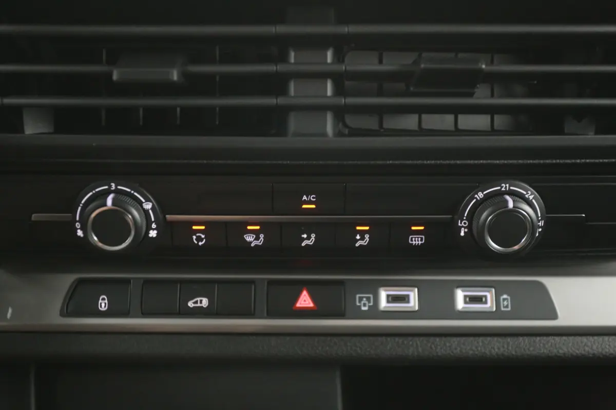 Worker 75 kWh L2H1 | Snelladen | SOH 98% | Airco | Camera | Cruise | Carplay | 3 Zits | Parkeersens.