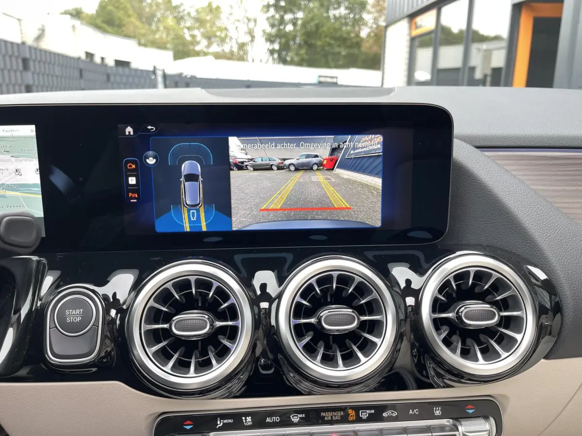 250+ Business Solution Luxury 71 kWh PANORAMADAK|SFEERVERLICHTING|LEER|CAMERA|CARPLAY|DODEHOEK ASSIST|WINTER PAKKET|MBUX