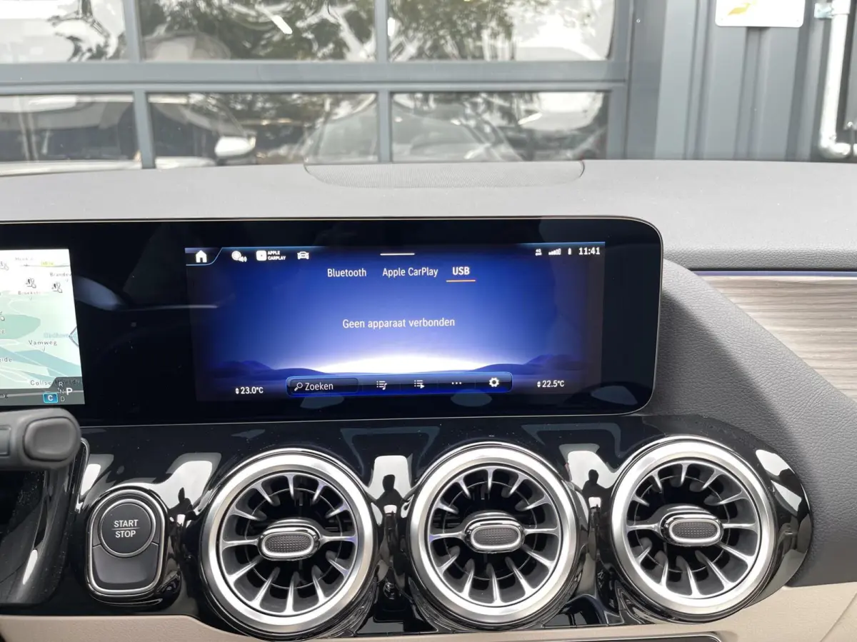 250+ Business Solution Luxury 71 kWh PANORAMADAK|SFEERVERLICHTING|LEER|CAMERA|CARPLAY|DODEHOEK ASSIST|WINTER PAKKET|MBUX