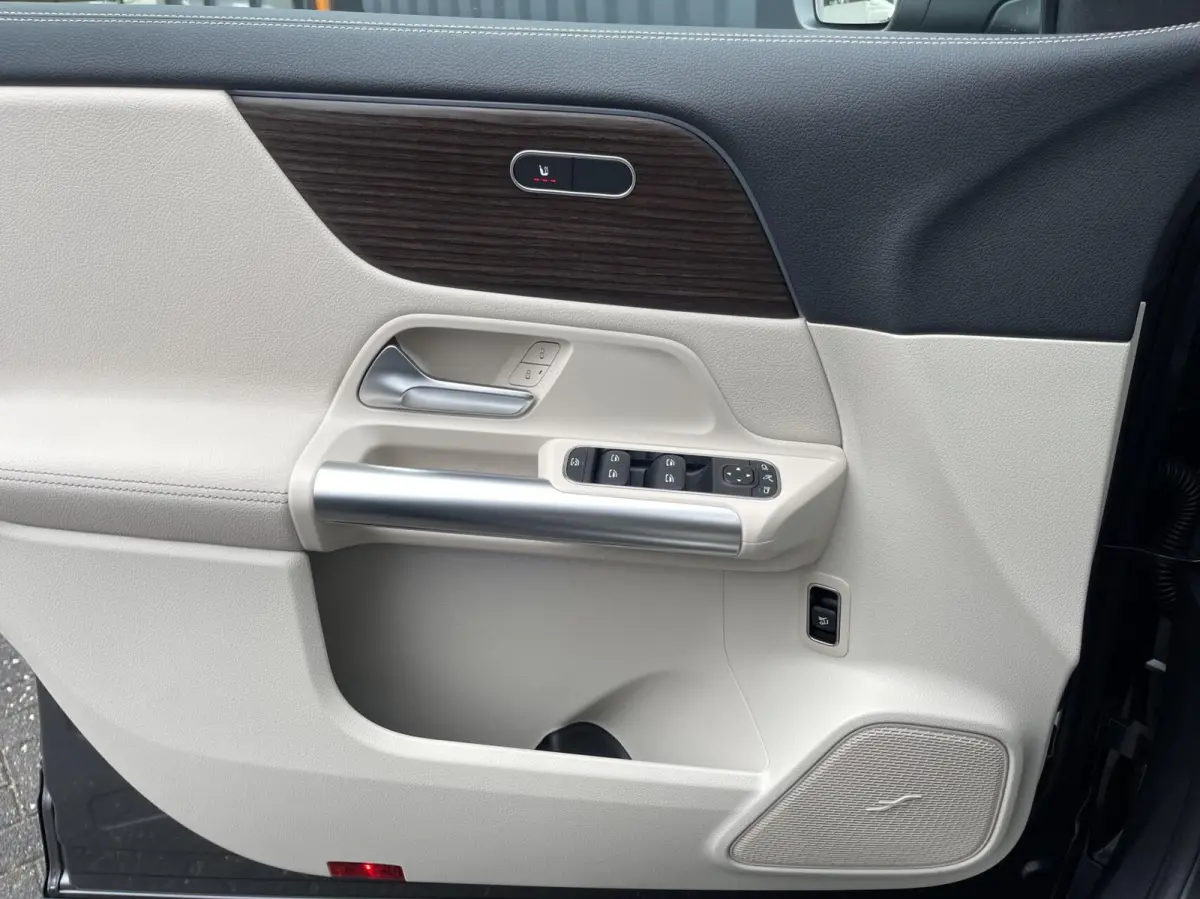 250+ Business Solution Luxury 71 kWh PANORAMADAK|SFEERVERLICHTING|LEER|CAMERA|CARPLAY|DODEHOEK ASSIST|WINTER PAKKET|MBUX