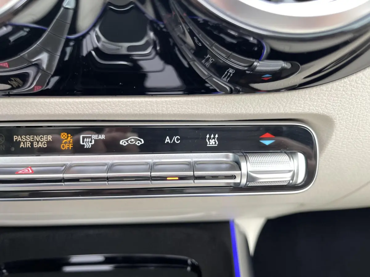 250+ Business Solution Luxury 71 kWh PANORAMADAK|SFEERVERLICHTING|LEER|CAMERA|CARPLAY|DODEHOEK ASSIST|WINTER PAKKET|MBUX