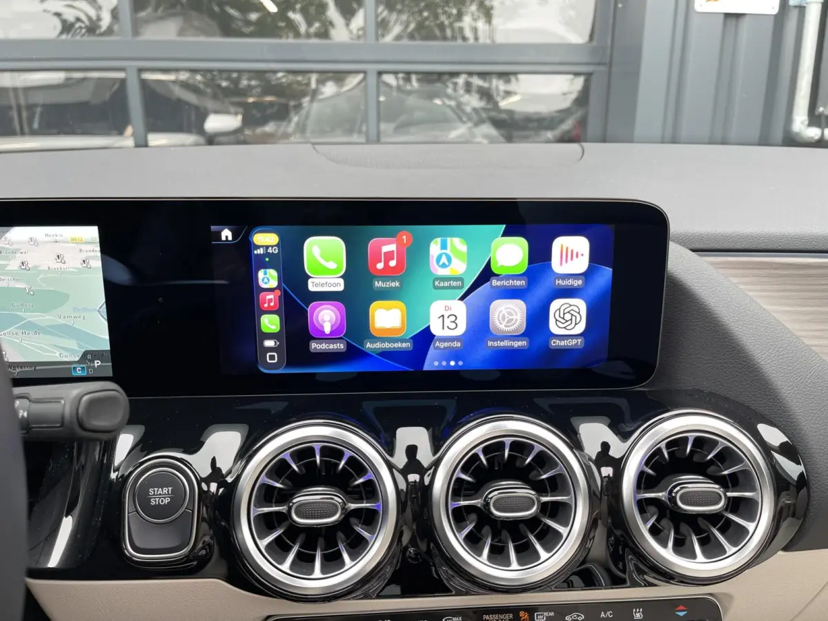250+ Business Solution Luxury 71 kWh PANORAMADAK|SFEERVERLICHTING|LEER|CAMERA|CARPLAY|DODEHOEK ASSIST|WINTER PAKKET|MBUX