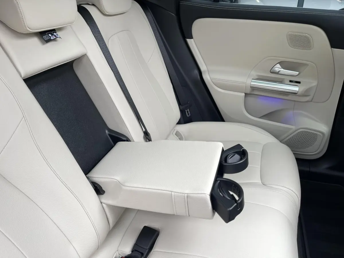 250+ Business Solution Luxury 71 kWh PANORAMADAK|SFEERVERLICHTING|LEER|CAMERA|CARPLAY|DODEHOEK ASSIST|WINTER PAKKET|MBUX