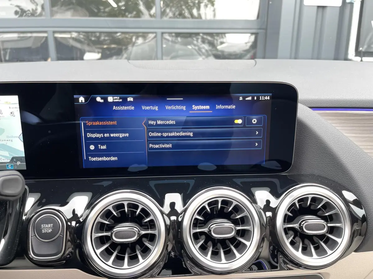 250+ Business Solution Luxury 71 kWh PANORAMADAK|SFEERVERLICHTING|LEER|CAMERA|CARPLAY|DODEHOEK ASSIST|WINTER PAKKET|MBUX