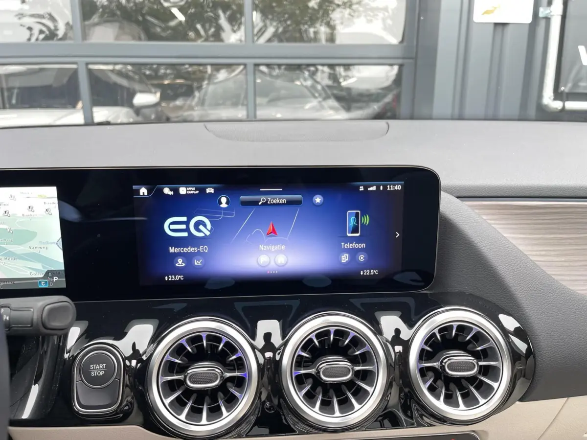 250+ Business Solution Luxury 71 kWh PANORAMADAK|SFEERVERLICHTING|LEER|CAMERA|CARPLAY|DODEHOEK ASSIST|WINTER PAKKET|MBUX